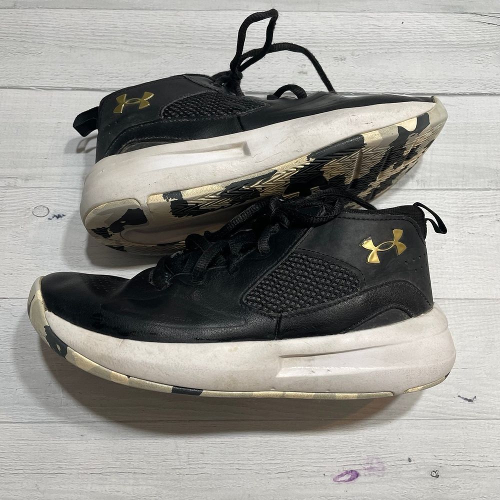 Under Armour Lockdown 5 in White/Black sneakers kids 2.5